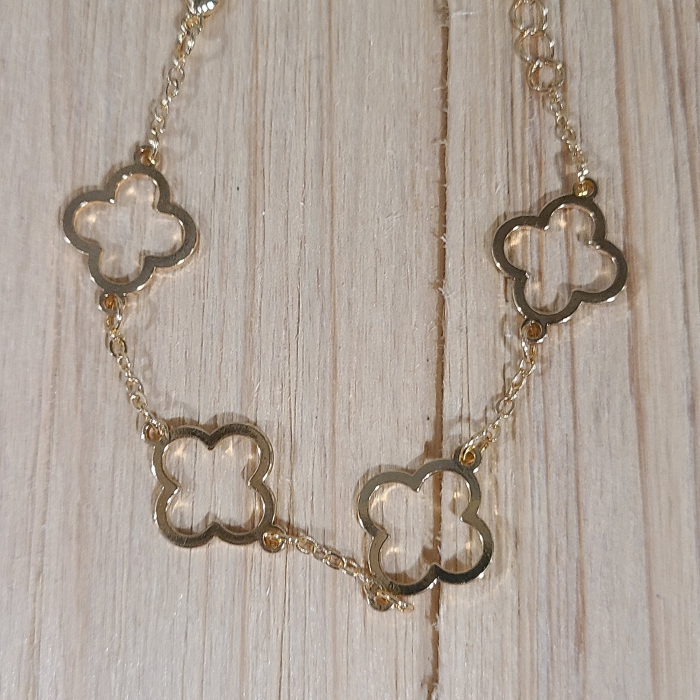 🍀🍀NEW🍀🍀BEAUTIFUL!! HOLLOW CLOVER Bracelet in GOLD Plating - Picture 4 of 15